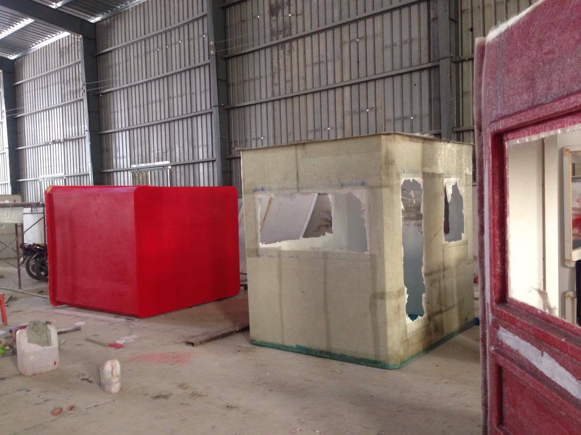 Nội thất nhà bảo vệ cũng được đúc liền khối và vừa được tháo ra khỏi khuôn đúc, chưa cắt đi các phần thừa