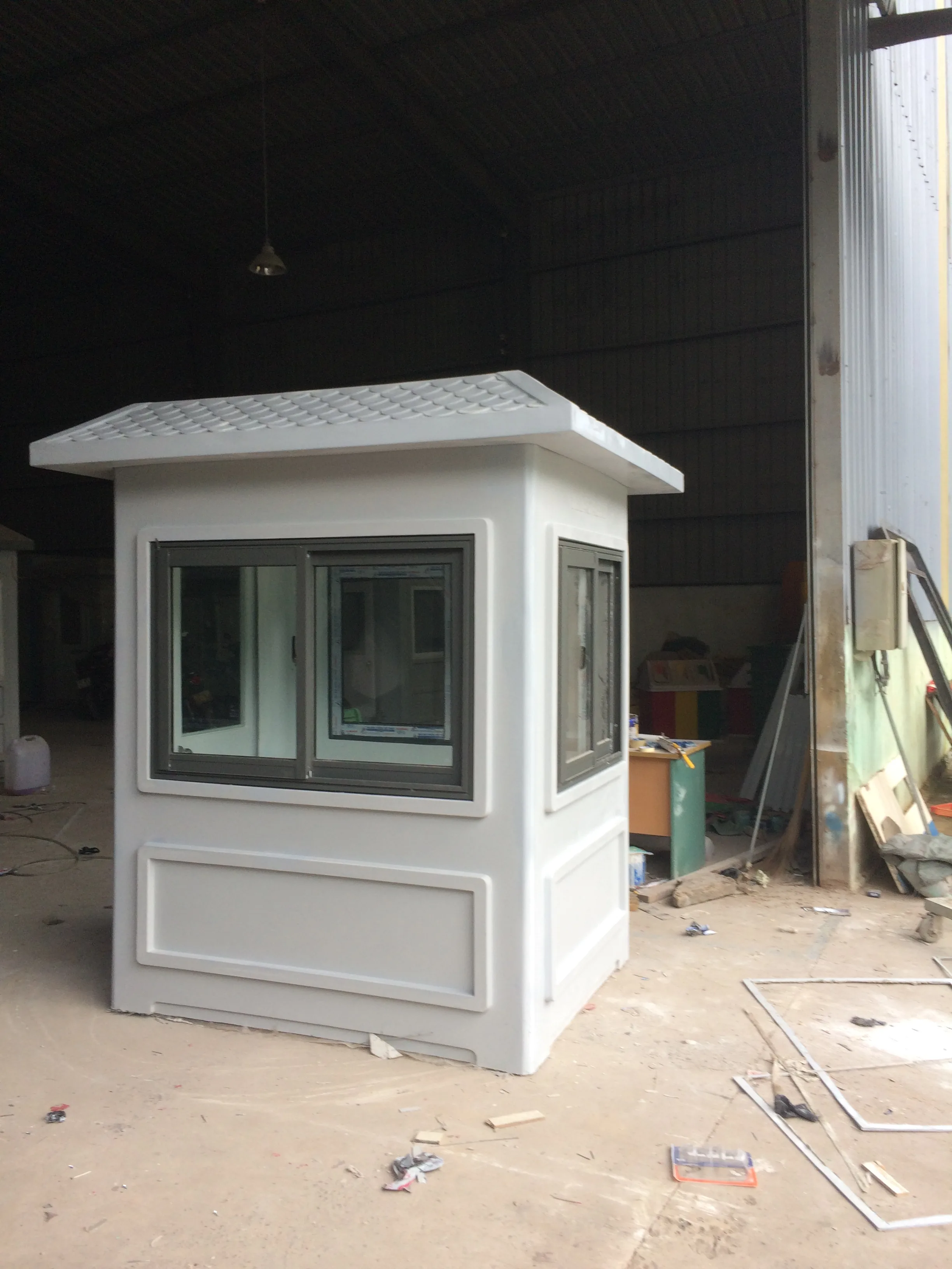 Nhà bảo vệ VINACABIN kích thước thân 1,35 x 1,7m lắp cửa nhôm Xingfa