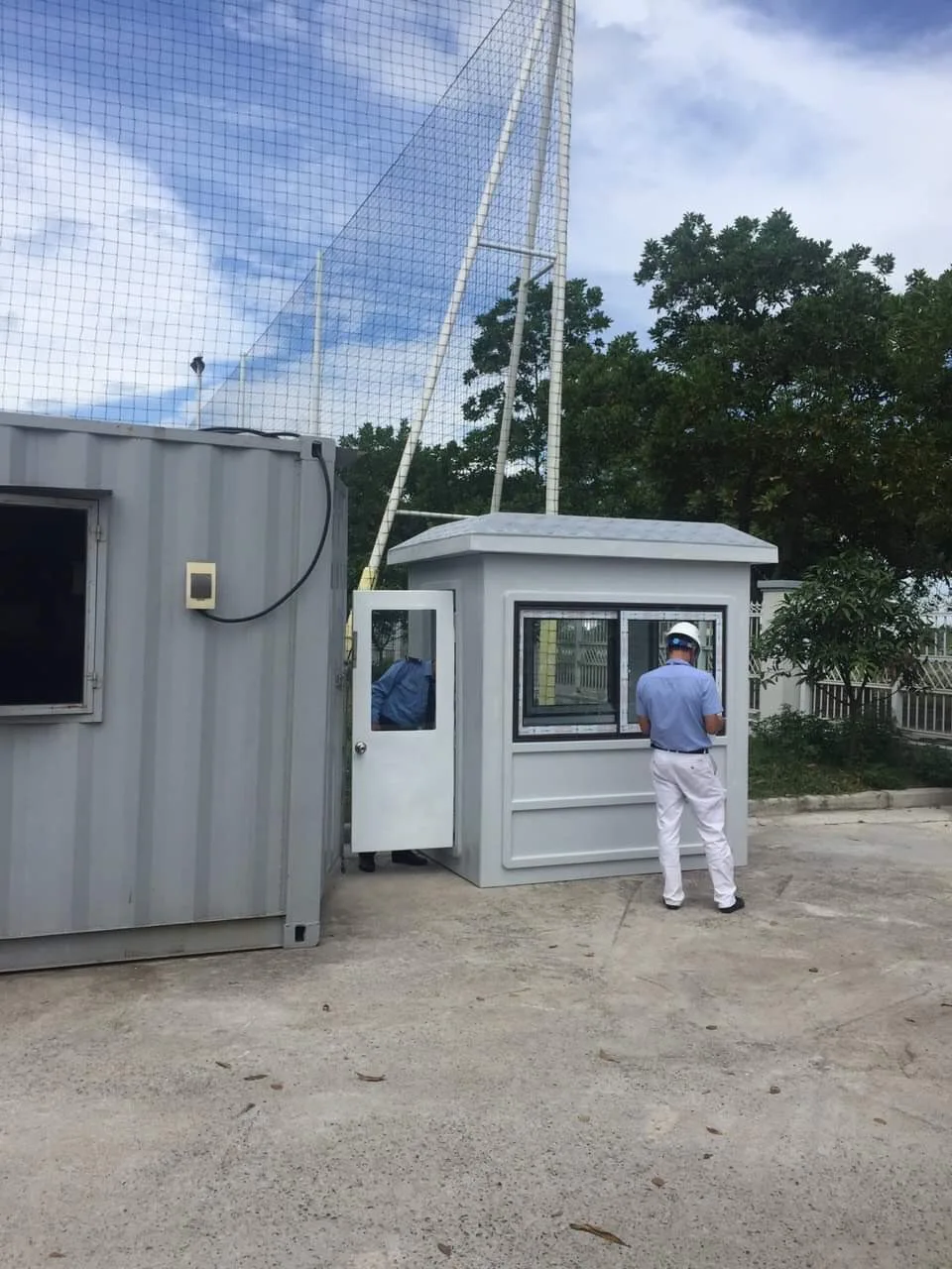 Lắp đặt cabin bảo vệ công trình