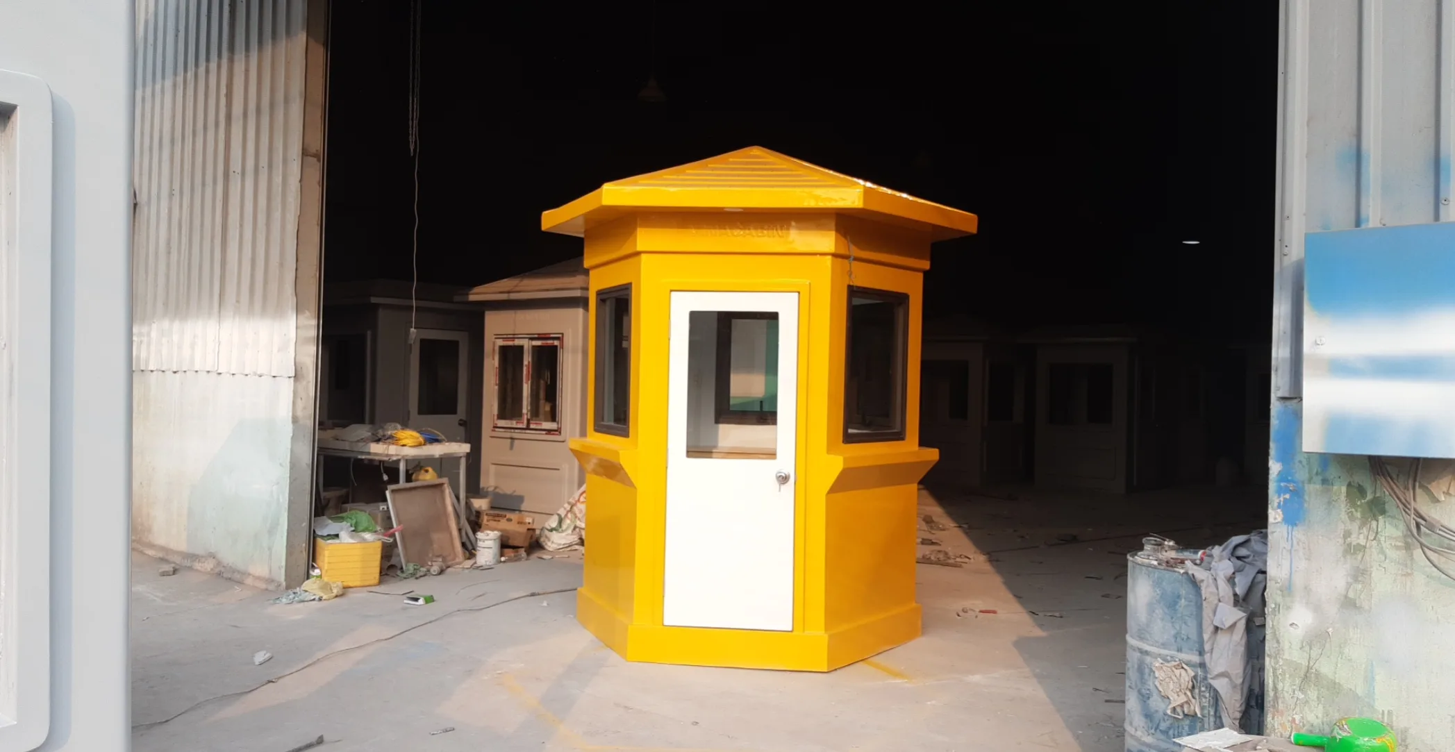 Cabin chốt gác cảnh sát giao thông